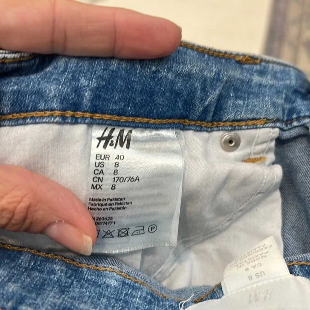 H&M Blue Jean Shorts with Cuffed Hem size 8. In great condition! - Picture 5 of 6